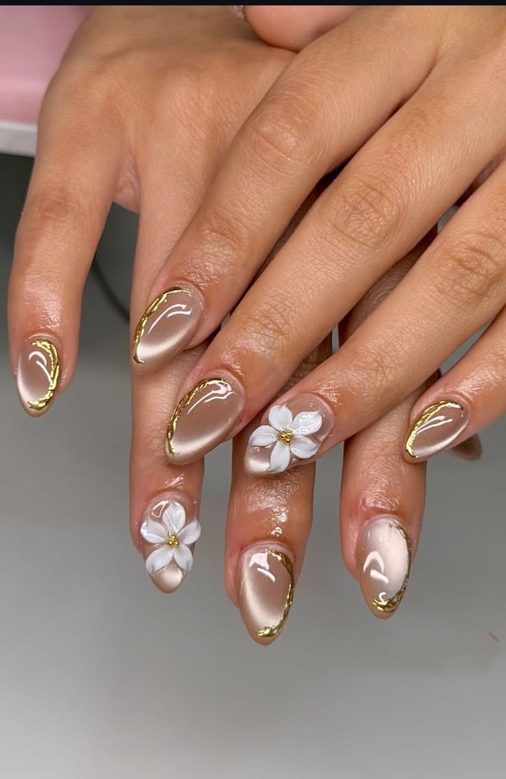 Gold-edged nails with white 3D flowers